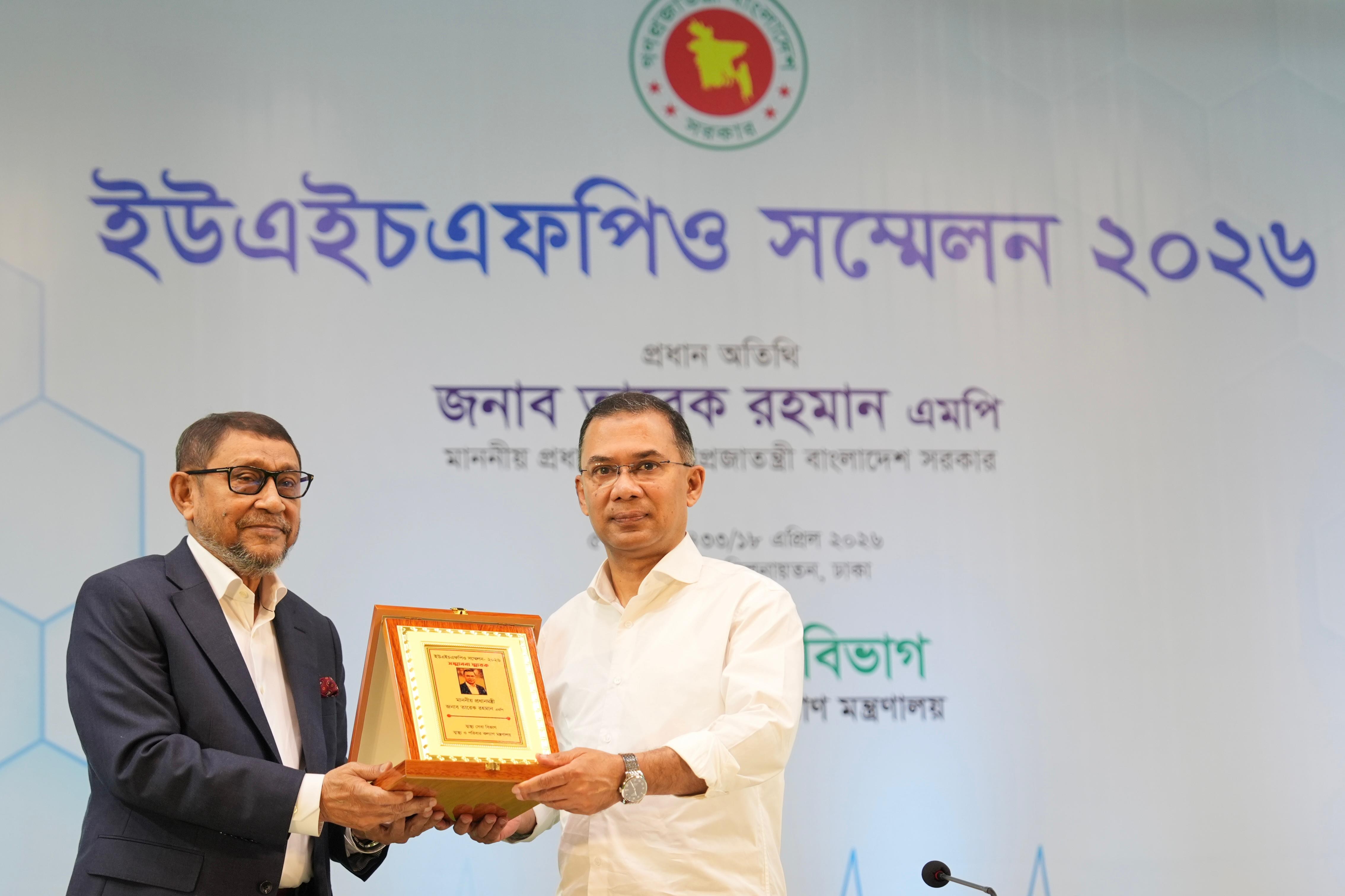 ‘মন্ত্রী সাহেব প্রশংসা একটু কম’-স্বাস্থ্যমন্ত্রীকে বললেন প্রধানমন্ত্রী